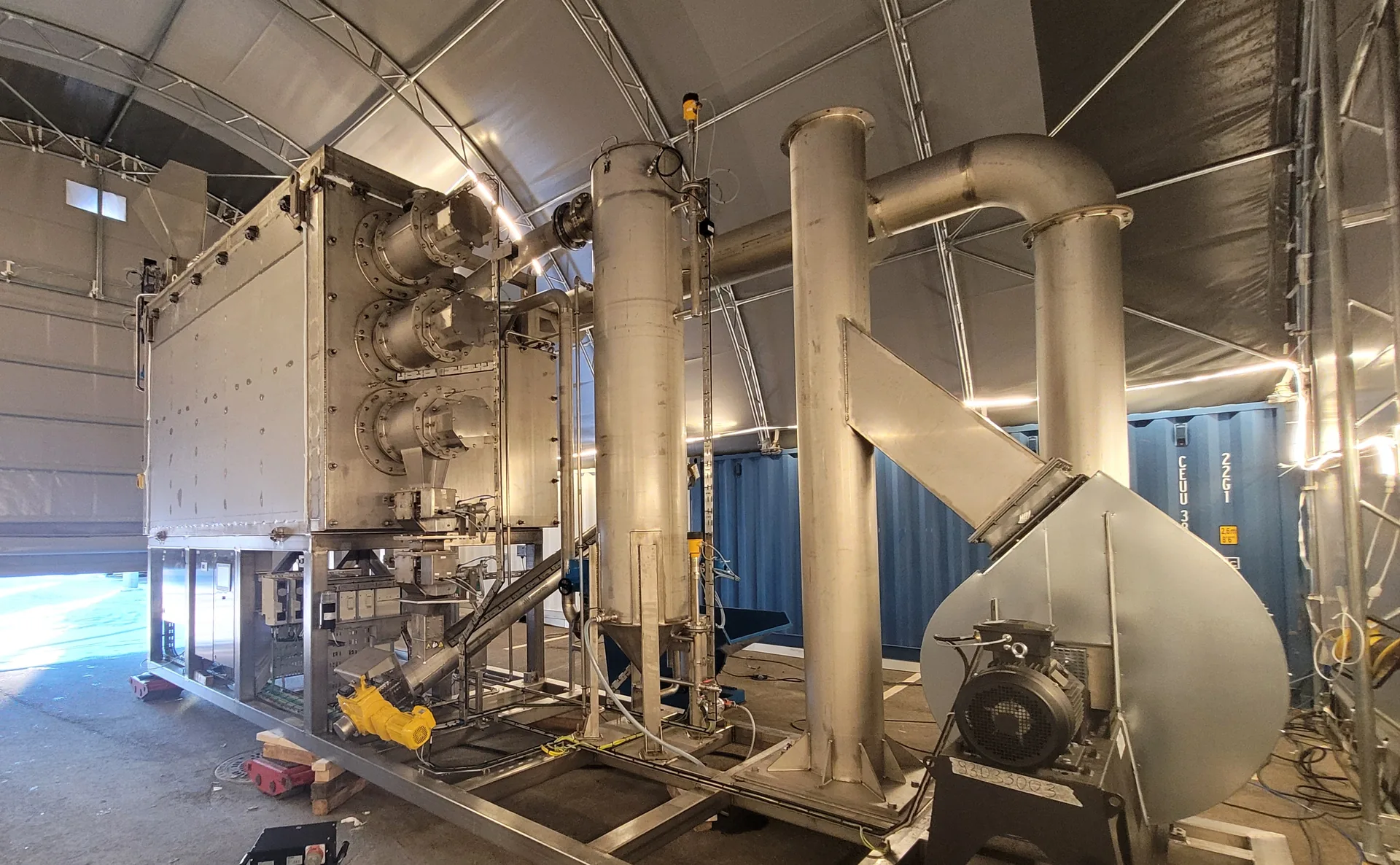 The XPYRO pilot plant installed at Heimdal: reactor, condenser columns and syngas fan